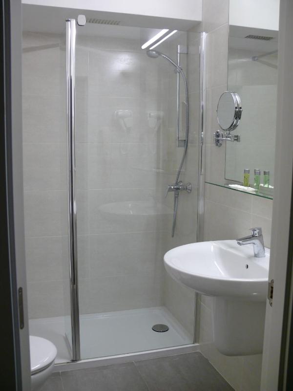 Twin Room image 2