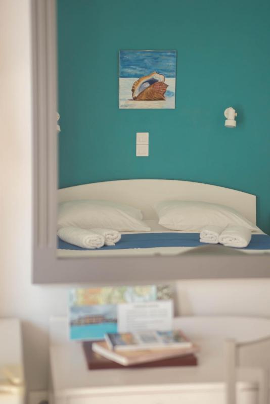 Double Room with Pool View image 1