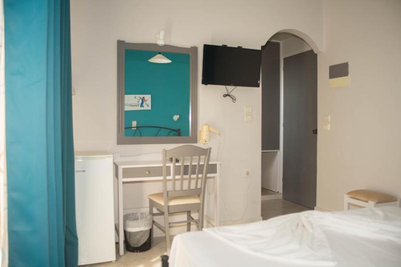 Double Room with Pool View image 4