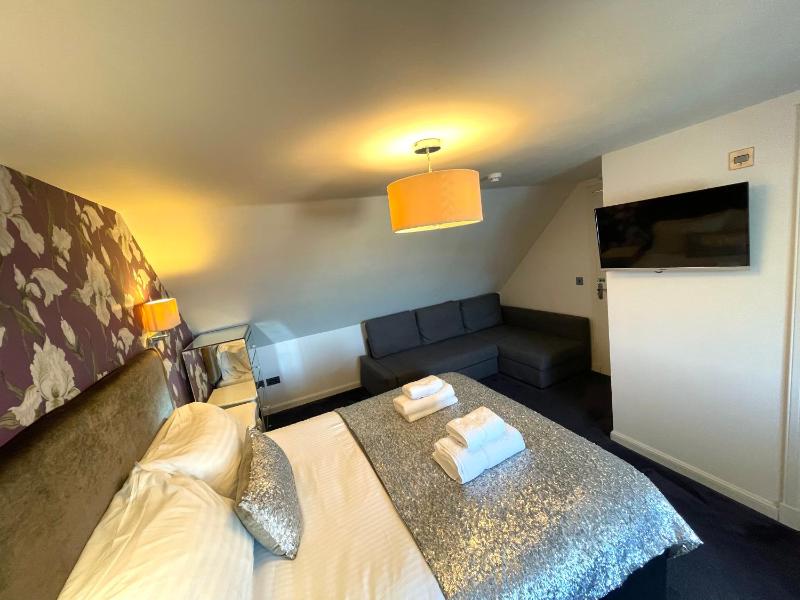 Deluxe Family Room with Sea View image 3