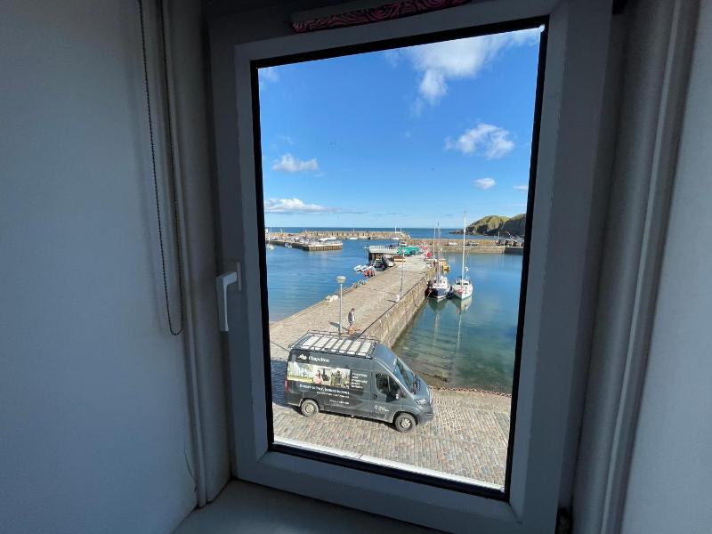 Deluxe Family Room with Sea View image 4