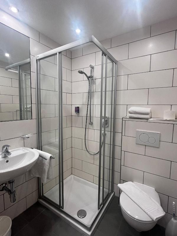 Standard Double Room image 4