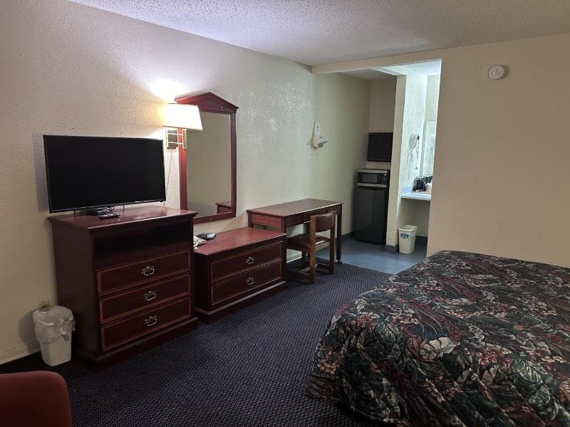 Family Room image 3