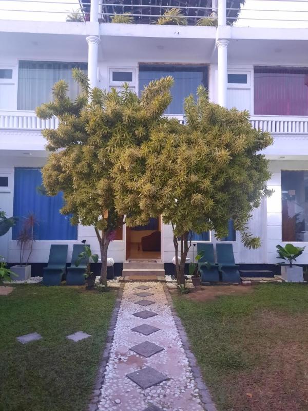 White Surfing Beach Resort - image 11