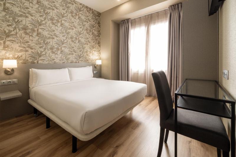 Small Double or Twin Room image 2