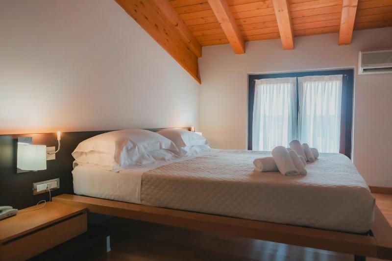 Standard Double Room image 3