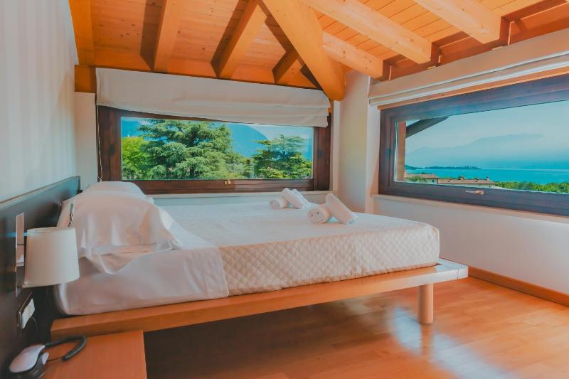 Double Room with Lake View image 3