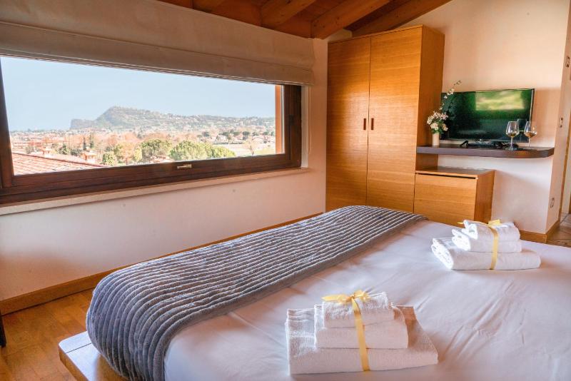 Double Room with Lake View image 4