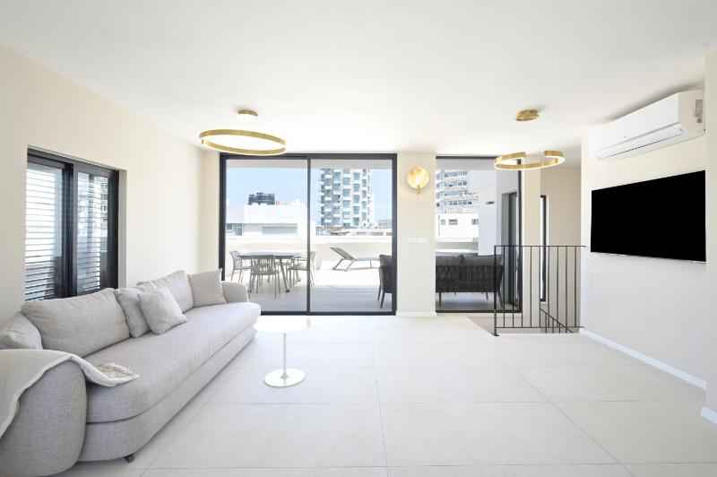 Spacious 4BR near the beach w Jacuzzi by HolyGuest - image 11