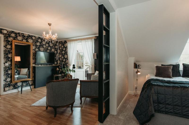 Suite with Balcony - No pet image 3