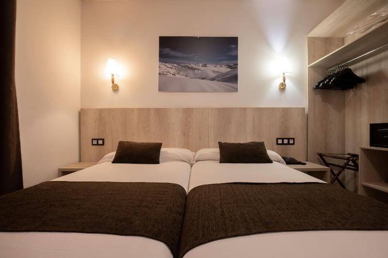 Double Room image 3