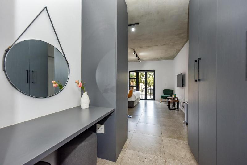 Cozy Hyde Park House Apartments - image 11