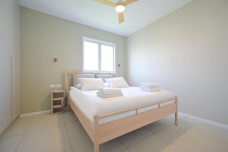 Spacious 4BR near the beach w Jacuzzi by HolyGuest - image 6