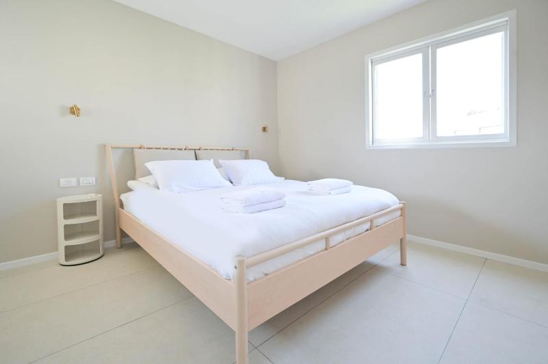 Spacious 4BR near the beach w Jacuzzi by HolyGuest - image 9