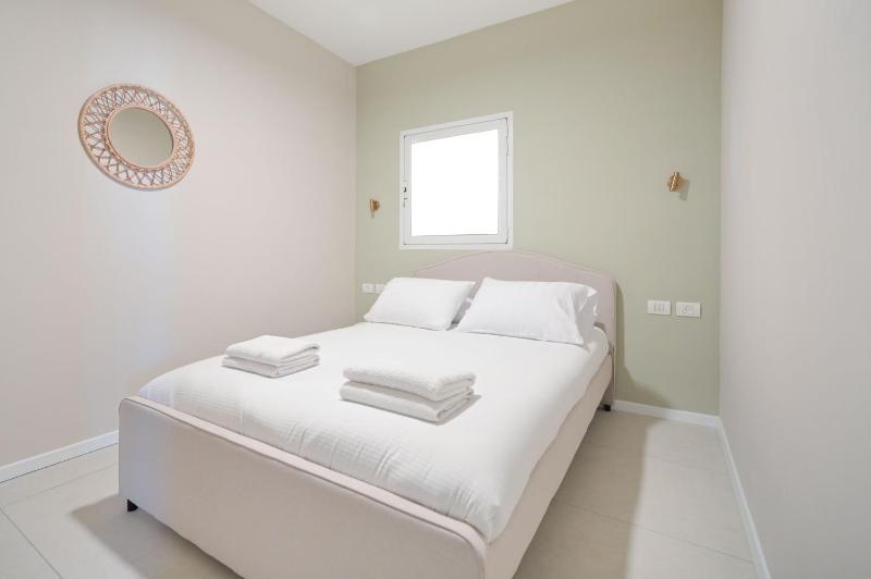 Spacious 4BR near the beach w Jacuzzi by HolyGuest - image 14