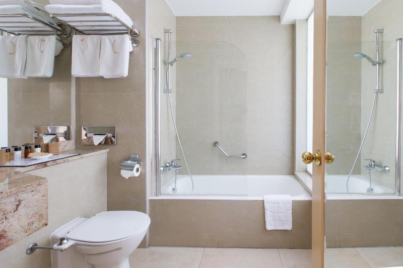 Superior King Room image 3