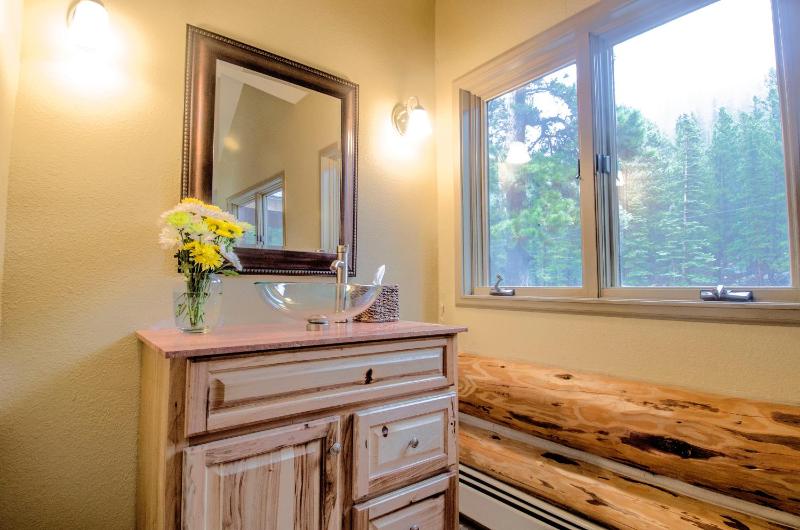 Deluxe King Suite image 3