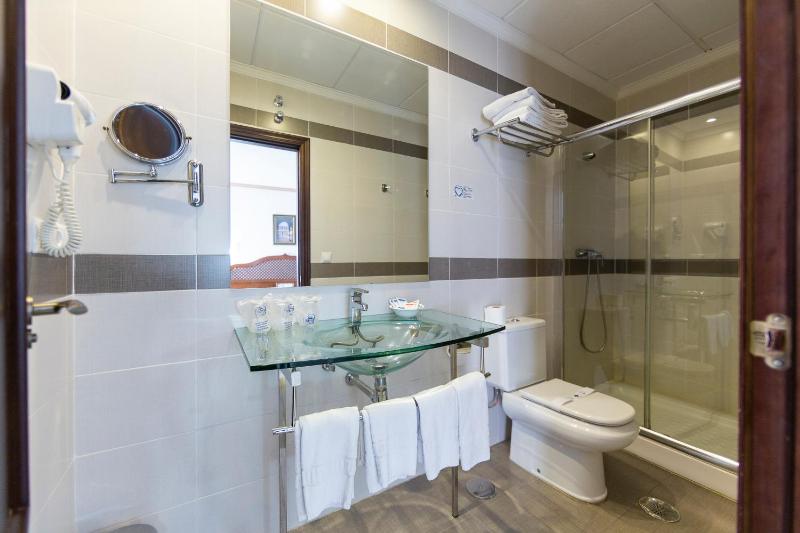 Double or Twin Room image 2