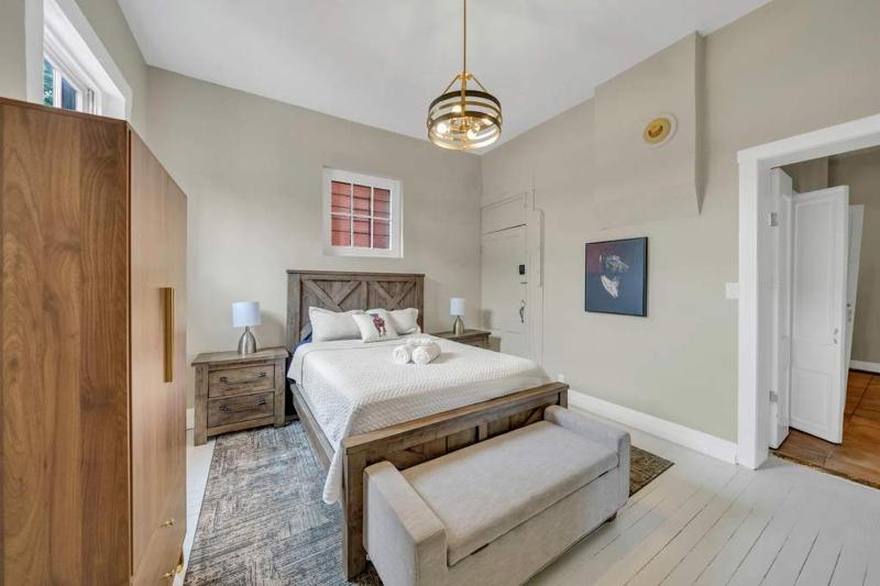 Stylish Home Close to Derby & Bourbon Trail Fun - image 3