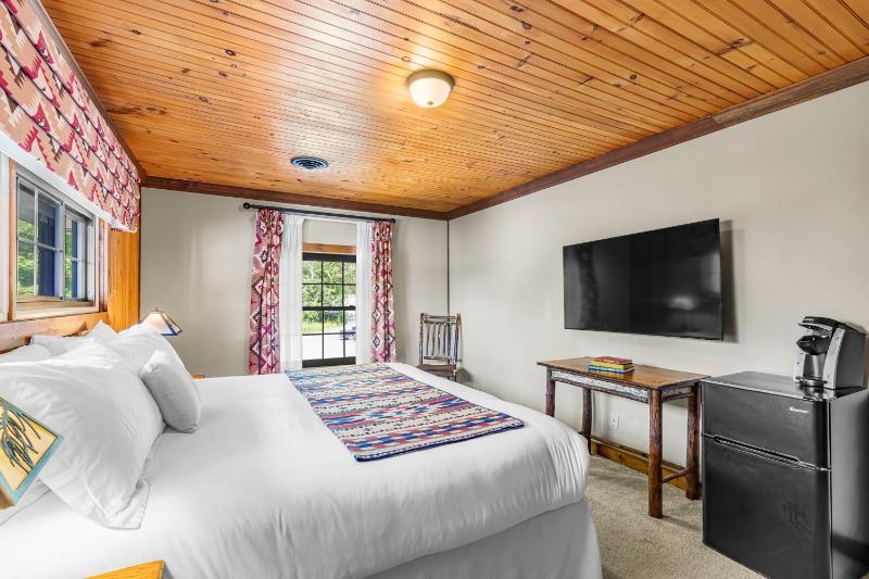 Standard King Room image 2