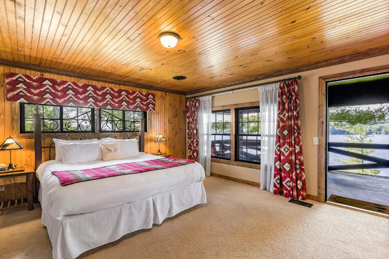 Superior King Room image 4
