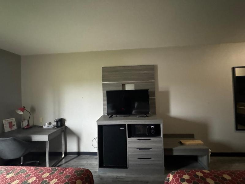 Queen Room with Two Queen Beds - Non-Smoking image 2