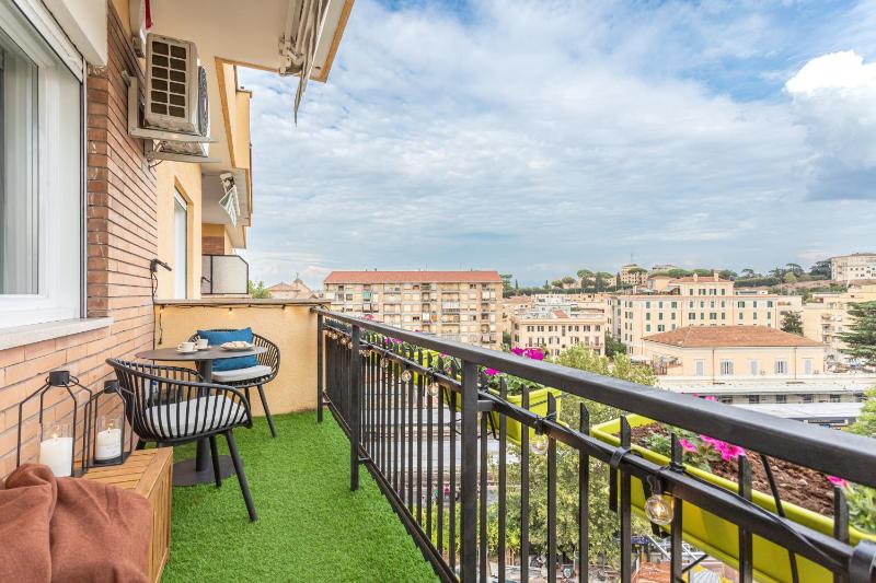 Two-Bedroom Deluxe Apartment with Balcony image 3