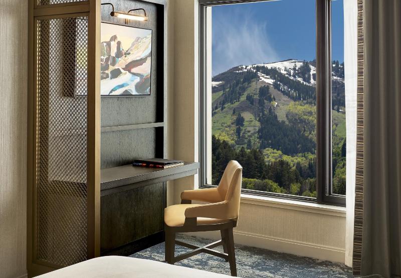 King Room with One King Bed and Twin Sofa Bed - Courtyard View  image 1