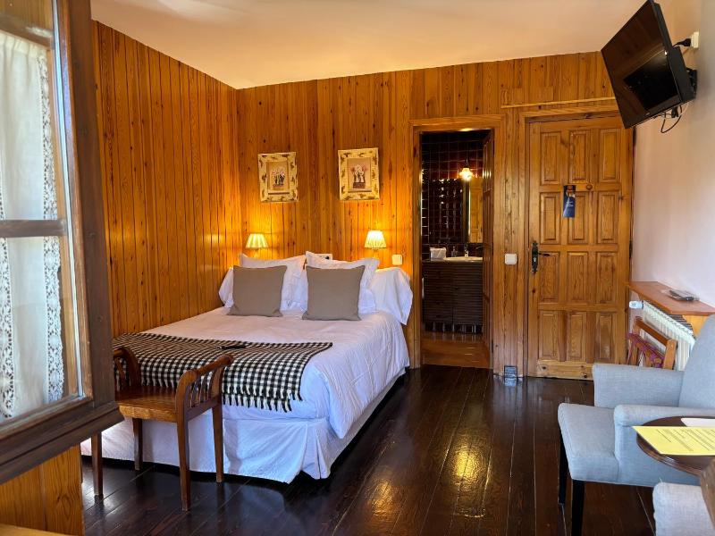 Double Room with Balcony image 2