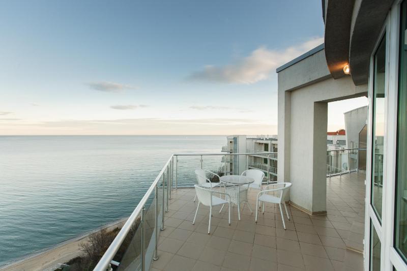 Deluxe Two-Bedroom Apartment with Sea View image 1