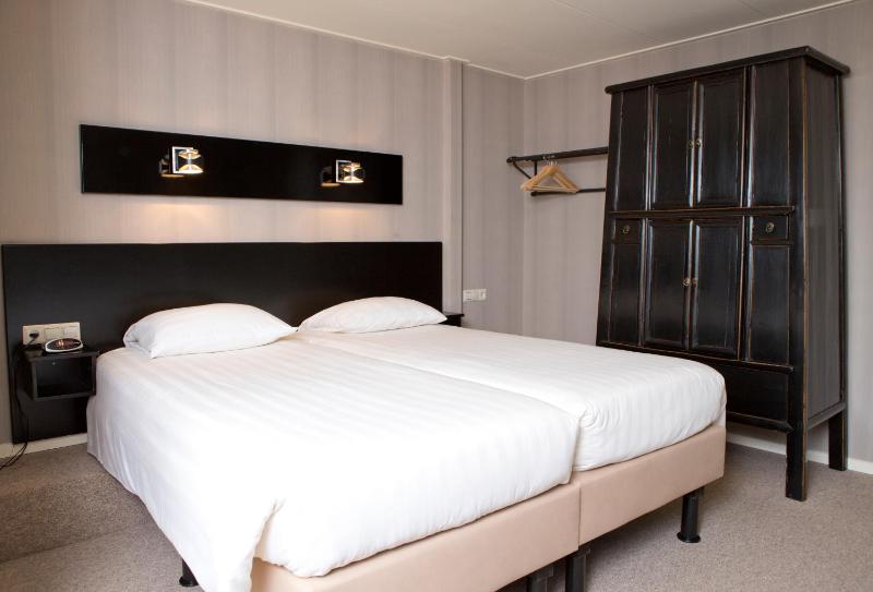 Double Room image 3