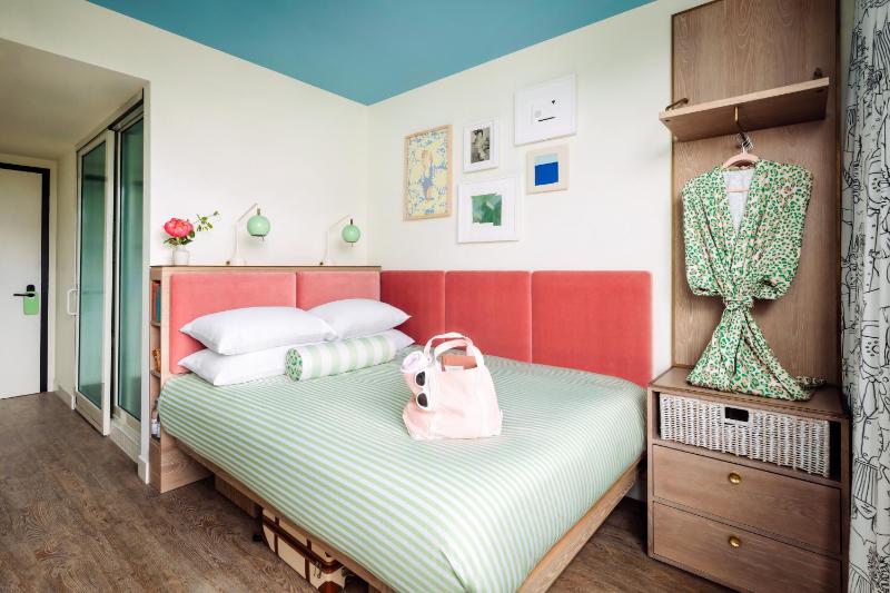 Standard Queen Room with City View image 3