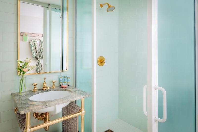 Standard Queen Room with Ocean View image 4