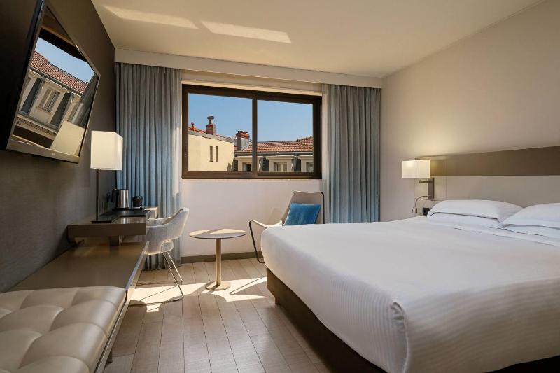 Classic King Room with City View image 1