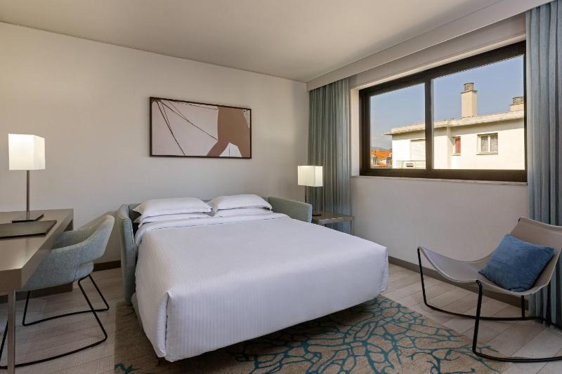 Junior Suite with City View image 4