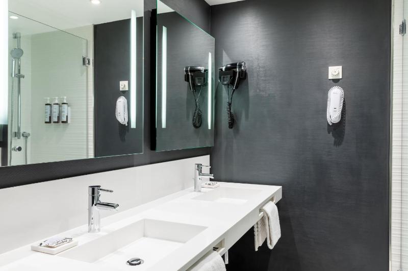 Suite with Sea View image 2