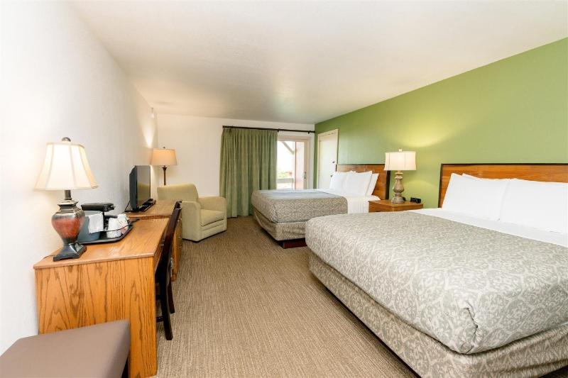 Deluxe Queen Room with Two Queen Beds image 4