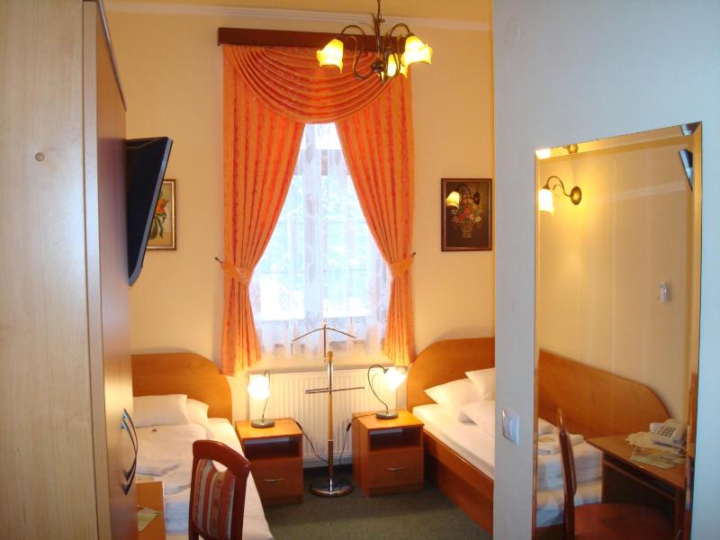 Standard Twin Room image 3