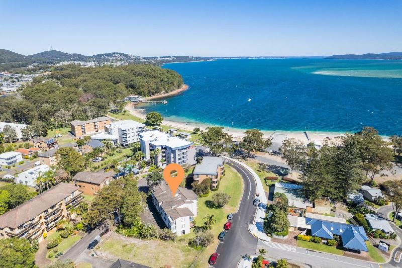 Villa Ellisa 4 beautiful unit with beautiful water views at Little Beach - image 8