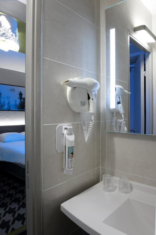 Standard Twin Room image 4