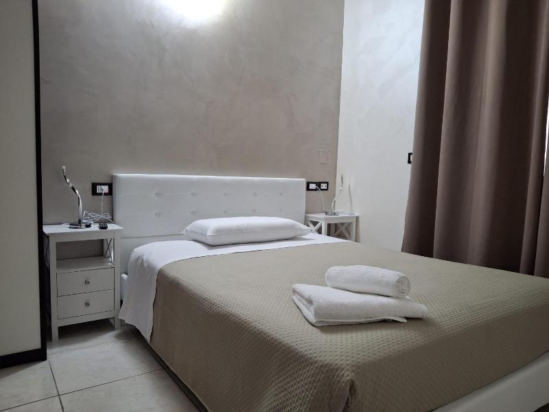 Standard Double Room image 3