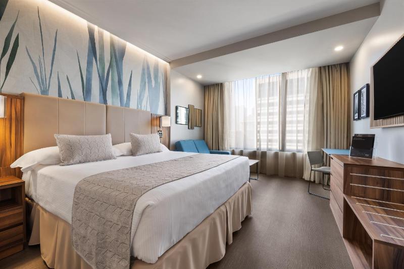 Deluxe King Room image 2