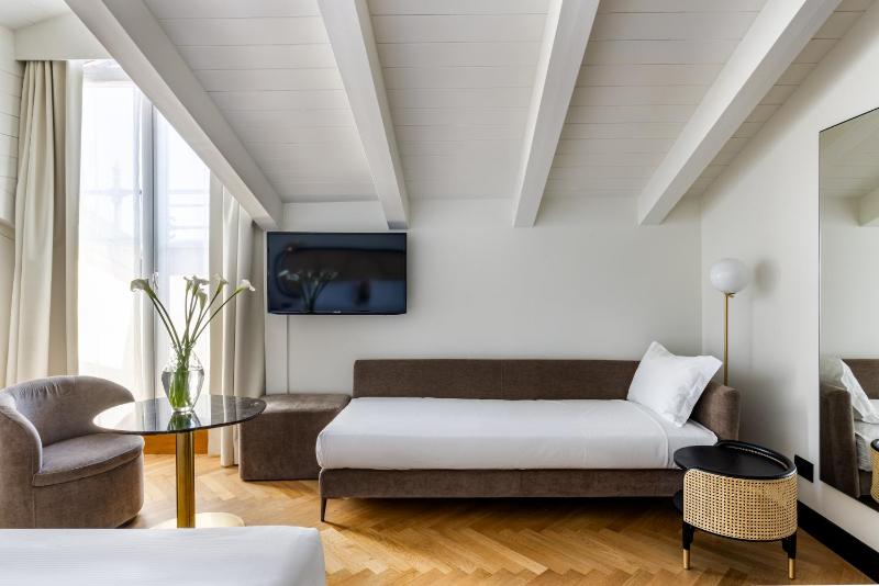 Superior Triple Room image 3