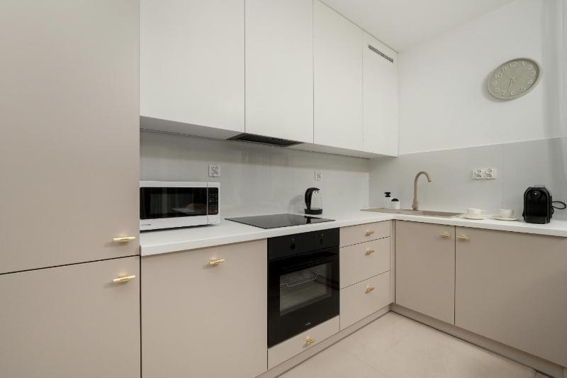Spacious 2-bedroom Apartments by Noclegi Renters - image 25