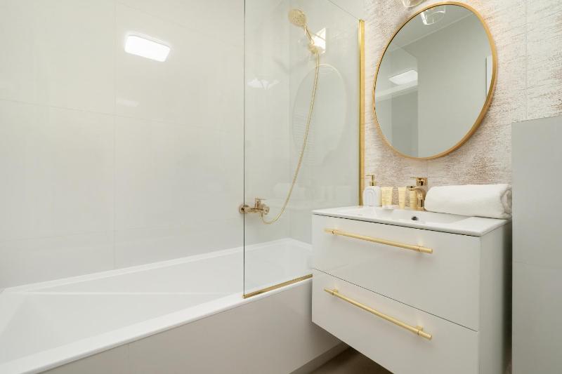 Spacious 2-bedroom Apartments by Noclegi Renters - image 37