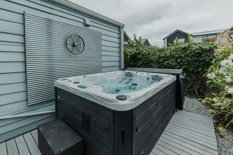Peaceful City Cottage & Hot Tub - image 12