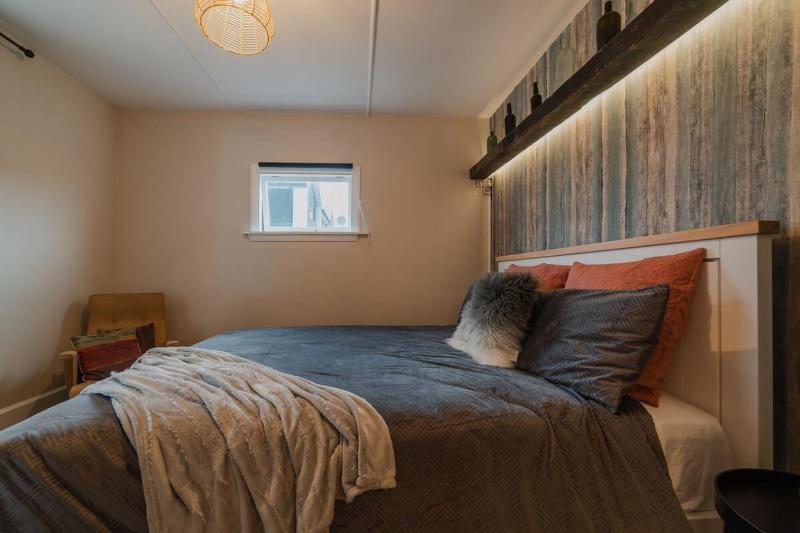 Peaceful City Cottage & Hot Tub - image 10