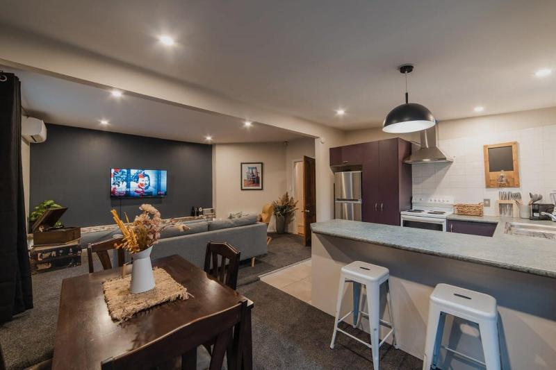 Peaceful City Cottage & Hot Tub - image 24