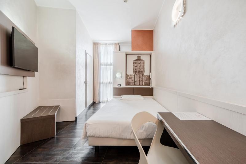 Small Double Room image 1