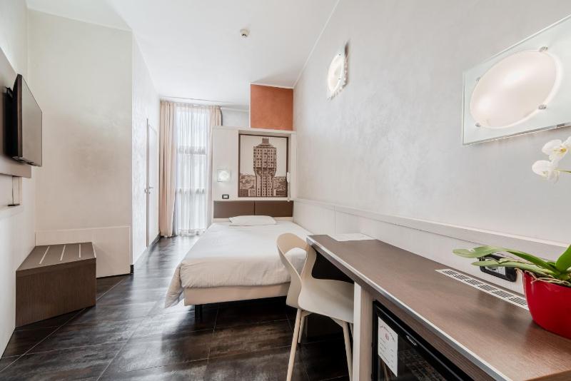 Small Double Room image 3